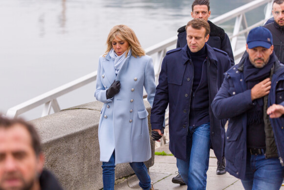 Le président Emmanuel Macron et sa femme Brigitte passent le week-end de la Toussaint à Honfleur le 31 octobre 2019. Comme tous les week-end de Toussaint, le président Emmanuel Macron et sa femme Brigitte sont à Honfleur dans le Calvados où ils sont arrivés le mercredi 30 dans la soirée. Ils logent à la Ferme Saint-Siméon, un hôtel de Honfleur. En fin de mâtinée, le jeudi 31, ils sont venus à pied pour déjeuner au Bistrot des Artistes, où ils ont leurs habitudes depuis des années et ensuite ils sont allés à la rencontre des Honfleurais lors d'une brève promenade sur la jetée du port. Ils ont rejoint leur hôtel peu de temps après en raison du mauvais temps.
