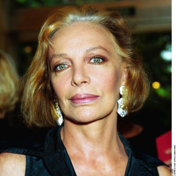 Marie Laforêt en 2001 à l'Espace Cardin à Paris lors d'un gala de bienfaisance.