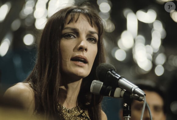 Portrait de Marie Laforêt chantant sur un plateau le 29 novembre 1968.