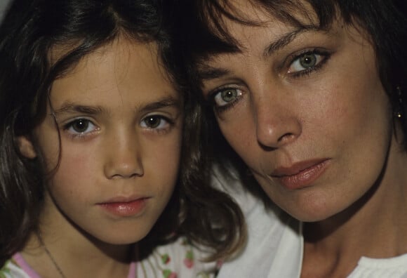 Marie Laforêt chez elle avec sa fille Deborah le 21 mars 1984.