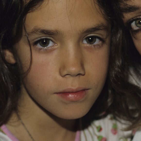 Marie Laforêt chez elle avec sa fille Deborah le 21 mars 1984.