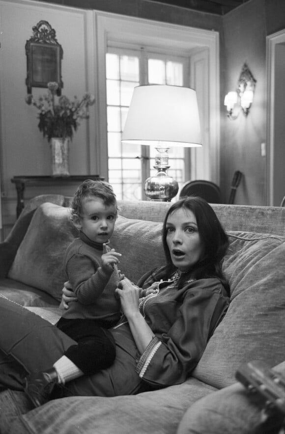 Marie Laforêt chez elle, avec sa fille Lisa Azuelos le 20 octobre 1967.