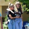 Miley Cyrus, qui porte un tee-shirt Metallica, et sa compagne Kaitlyn Carter se promènent, enlacées, dans les rues de Los Angeles. Le 14 septembre 2019