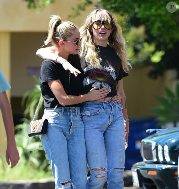Miley Cyrus, qui porte un tee-shirt Metallica, et sa compagne Kaitlyn Carter se promènent, enlacées, dans les rues de Los Angeles. Le 14 septembre 2019