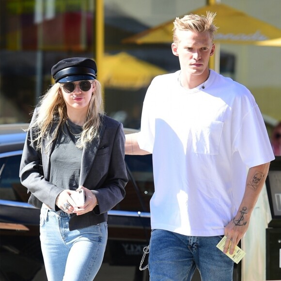 Exclusif - Miley Cyrus et son compagnon Cody Simpson sont allés déjeuner en amoureux au restaurant Granville dans le quartier de West Hollywood à Los Angeles, le 28 octobre 2019