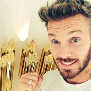 M. Pokora pose devant 11 NRJ Music awards. Photo publiée sur Instagram sur le 1er octobre 2015.