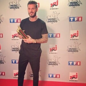 M. Pokora pose avec son 11e NRJ Music award remporté en décembre 2014. Il a été sacré artiste Masculin francophone de l'année.