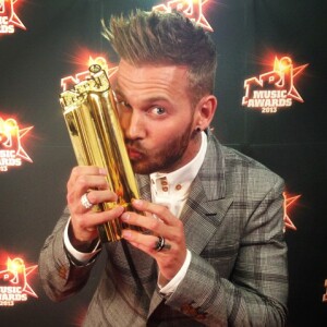 M. Pokora embrasse son 9e NRJ Music Award reçu le 26 janvier 2013. Il a été sacré Artiste Masculin francophone de l'année.