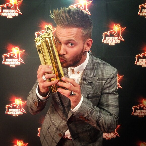 M. Pokora embrasse son 9e NRJ Music Award reçu le 26 janvier 2013. Il a été sacré Artiste Masculin francophone de l'année.