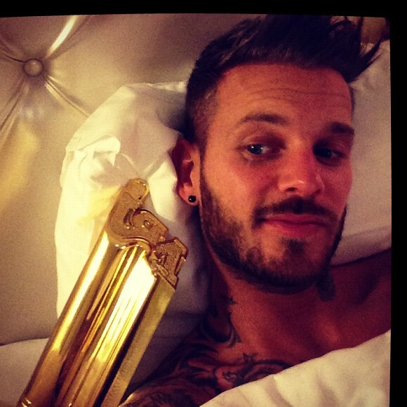 M. Pokora au lit avec son 9e NRJ Music Awards décroché en 2013. Photo publiée sur Instagram le 27 janvier 2013.