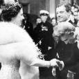 La reine Elisabeth II d'Angleterre et Tommy Steele. Novembre 1957.