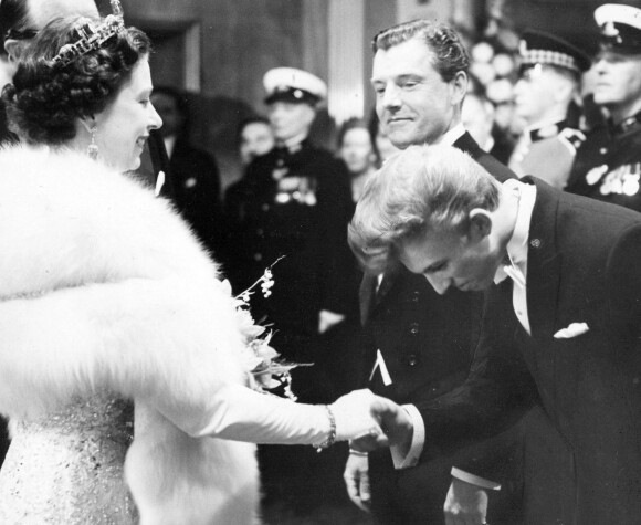 La reine Elisabeth II d'Angleterre et Tommy Steele. Novembre 1957.