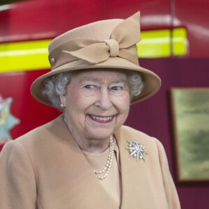 La reine Elizabeth II d'Angleterre lors de l'inauguration la nouvelle caserne de pompiers South Lynn à King's Lynn, le 2 février 2015.