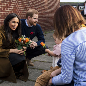 Meghan Markle et le prince Harry - Le duc et la duchesse de Sussex rencontrent les familles de militaires déployés au centre Broom Farm Community Center à Windsor le 6 novembre 2019.