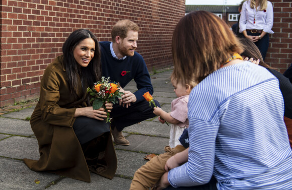 Meghan Markle et le prince Harry - Le duc et la duchesse de Sussex rencontrent les familles de militaires déployés au centre Broom Farm Community Center à Windsor le 6 novembre 2019.