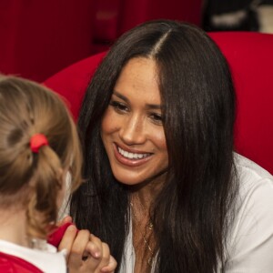 Meghan Markle - Le duc et la duchesse de Sussex rencontrent les familles de militaires déployés au centre Broom Farm Community Center à Windsor le 6 novembre 2019.