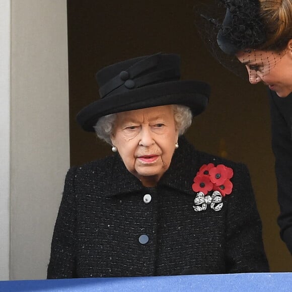 Elizabeth II et Kate Middleton - La famille royale réunie pour le Remembrance Sunday Service, au Cénotaphe de Londres, le 10 novembre 2019.