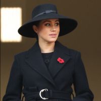Meghan Markle solennelle en total look noir, elle se démarque avec son chapeau
