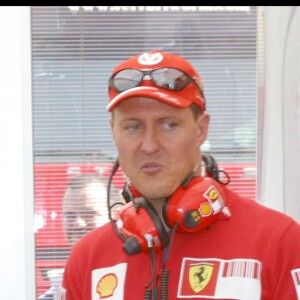 Michael Schumacher sur le circuit de Montmelo à Barcelone dans le staff Ferari, le 11 mars 2009. 