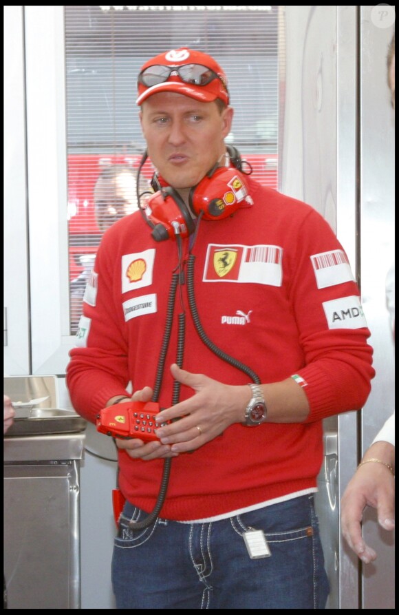 Michael Schumacher sur le circuit de Montmelo à Barcelone dans le staff Ferari, le 11 mars 2009. 
