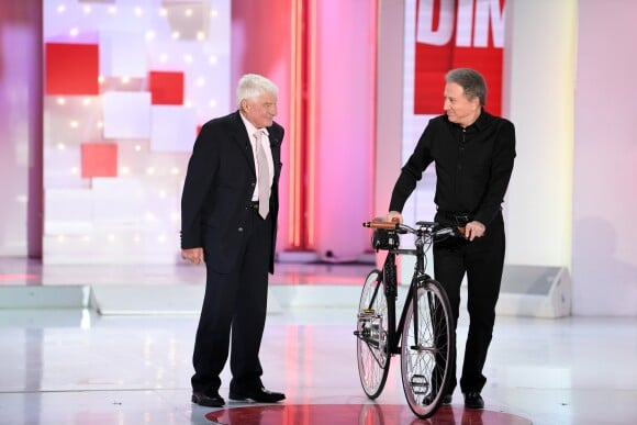 Exclusif - Raymond Poulidor et Michel Drucker avec un vélo électrique - Enregistrement de l'émission "Vivement Dimanche" présentée par M. Drucker à Paris le 8 avril 2019 et qui sera diffusée le 21 avril. © Guillaume Gaffiot/Bestimage