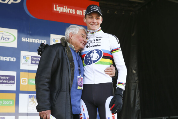 Mathieu van der Poel et son grand-père Raymond Poulidor lors du cyclocross de Lignières le 17 janvier 2016. © Gwendoline Le Goff / Panoramic / Bestimage