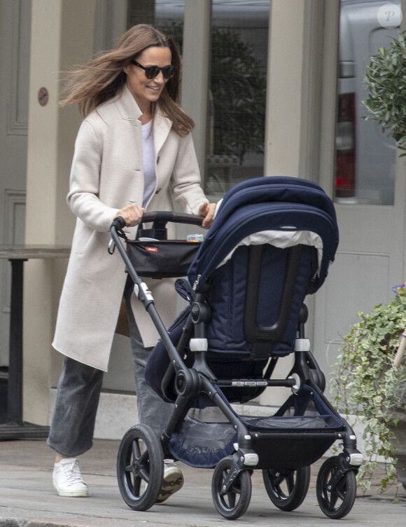 Pippa Middleton se balade dans les rues de Londres avec son fils Arthur (1 an), le 15 octobre 2019.