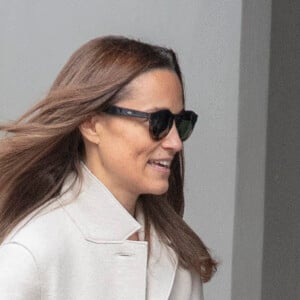 Pippa Middleton se balade dans les rues de Londres avec son fils Arthur (1 an), le 15 octobre 2019.