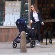 Exclusif - Pippa Middleton s'arrête dans une librairie de Londres avec son fils Arthur et ses deux chiens le 1er mai 2019.