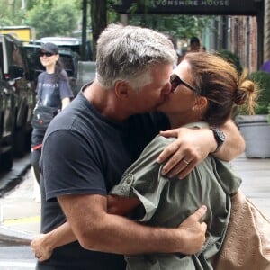Exclusif - Alec Baldwin et sa femme Hilaria s'embrassent au milieu d'un passage piéton dans les rues de New York.