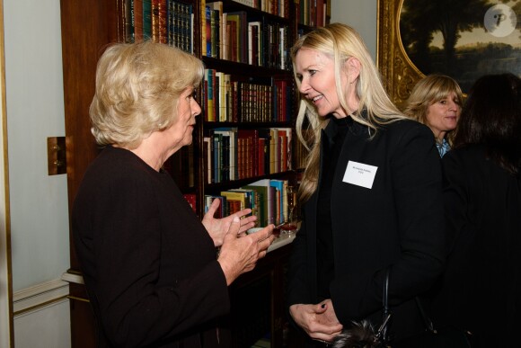 Camilla Parker-Bowles, duchesse de Cornouailles et Amanda Wakeley lors d'une réception avec des femmes à la Clarence House à Londres, le 9 mars 2016.