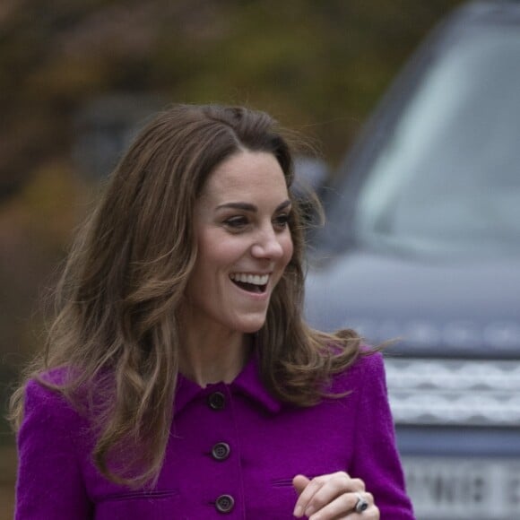 Kate Middleton, marraine des hôpitaux pour enfants d'Est-Anglie, visite le nouvel hôpital de l’organisme de bienfaisance « The Nook » le vendredi 15 novembre, à Norwich dans le Norfolk. La Duchesse de Cambridge y rencontre les enfants et les familles soutenus par l'Eastern Anglia's Hospices (EACH) et dévoile une plaque pour marquer l’ouverture officielle de l'établissement. L'Eastern Anglia's Hospices (EACH) prend en charge des enfants et des adolescents en détresse dans le Cambridgeshire, l'Essex, le Norfolk et le Suffolk et soutient leurs familles. Leur service de soins comprend des soins infirmiers spécialisés, des soins infirmiers axés sur la gestion des symptômes, des activités de bien-être, des thérapies, des conseils et des services de bénévolat au domicile familial, répondant tous aux besoins individuels de l'enfant, de l'adolescent et de toute la famille.  Kate Middleton, The Duchess of Cambridge, Royal Patron of East Anglia's Children's Hospices, visits the charity's new hospice ‘The Nook' on Friday 15th November to meet children and families being supported by EACH, tour the hospice, and unveil a plaque to officially open the building. East Anglia's Children's Hospices (EACH) cares for children and young people with life-threatening conditions across Cambridgeshire, Essex, Norfolk and Suffolk and supports their families. Their care service includes specialist nursing care, symptom management nursing, short breaks, wellbeing activities, therapies, counselling and volunteer services in the family home; all meeting the individual needs of the child, young person and whole family.15/11/2019 - Norwich