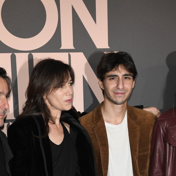 Ben Attal avec ses parents Yvan Attal et Charlotte Gainsbourg - Avant-première du film "Mon chien stupide" au cinéma UGC Normandie à Paris, le 22 octobre 2019. © Coadic Guirec/Bestimage