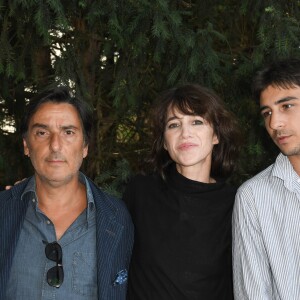 Yvan Attal, sa compagne Charlotte Gainsbourg et leur fils Ben Attal lors de la 12ème édition du festival du Film Francophone d'Angoulême, France, le 20 août 2019. © Coadic Guirec/Bestimage