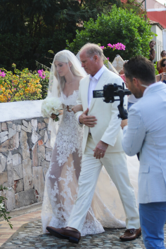 Devon Windsor et son père Charles Windsor lors du mariage du mannequin et Johnny Dex à Saint-Barthélemy, le 16 novembre 2019.