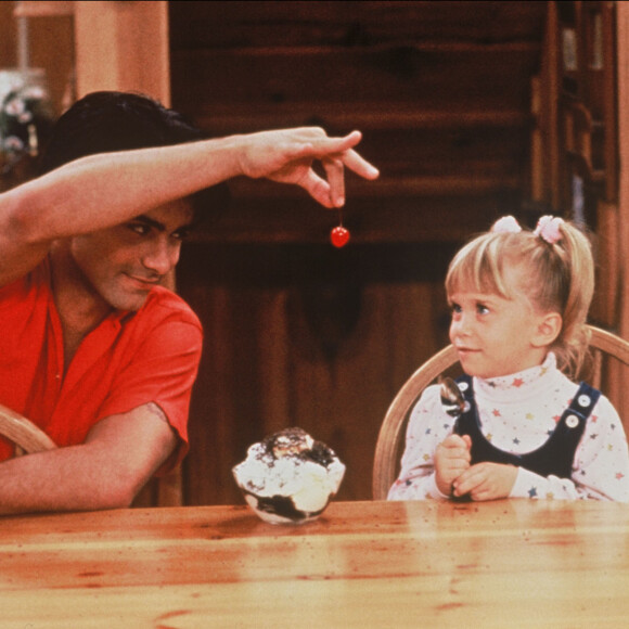 John Stamos et Mary-Kate Olsen dans la série "La Fête à la maison". 1990.