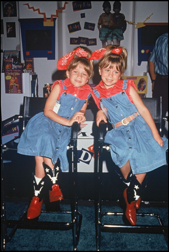 Archives - Mary-Kate et Ashley Olsen à l'USDA Convention de Las Vegas. Le 9 juillet 1993.