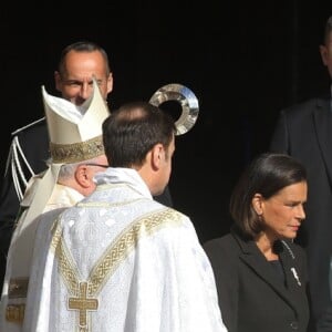 Le prince Albert II de Monaco, la princesse Charlène de Monaco, la princesse Caroline de Hanovre, la princesse Stéphanie de Monaco - La famille princière de Monaco quitte la cathédrale Notre-Dame-Immaculée lors de la fête Nationale monégasque à Monaco le 19 novembre 2019. © Dominique Jacovides/Bestimage