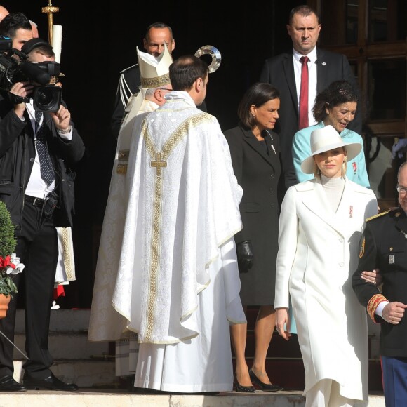 Le prince Albert II de Monaco, la princesse Charlène de Monaco, la princesse Caroline de Hanovre, la princesse Stéphanie de Monaco - La famille princière de Monaco quitte la cathédrale Notre-Dame-Immaculée lors de la fête Nationale monégasque à Monaco le 19 novembre 2019. © Dominique Jacovides/Bestimage