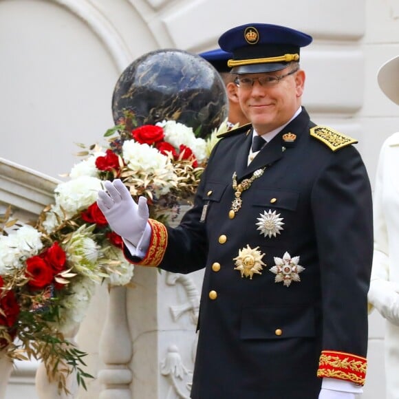 La princesse Charlène de Monaco, le prince Albert II de Monaco - La famille princière de Monaco dans la cour du palais lors de la fête Nationale monégasque à Monaco le 19 novembre 2019. © Olivier Huitel/Pool Monaco/Bestimage