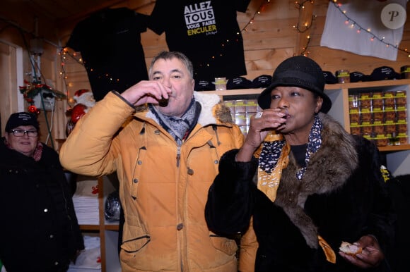 Jean-Marie Bigard sert son vin à Babette de Rozières lors du lancement de "La Magie de Noël aux Tuileries" à Paris, le 15 novembre 2019. © Coadic Guirec/Rachid Bellak/Bestimage