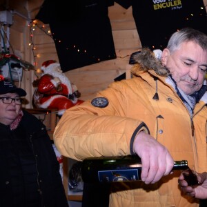 Jean-Marie Bigard sert son vin à Babette de Rozières lors du lancement de "La Magie de Noël aux Tuileries" à Paris, le 15 novembre 2019. © Coadic Guirec/Rachid Bellak/Bestimage