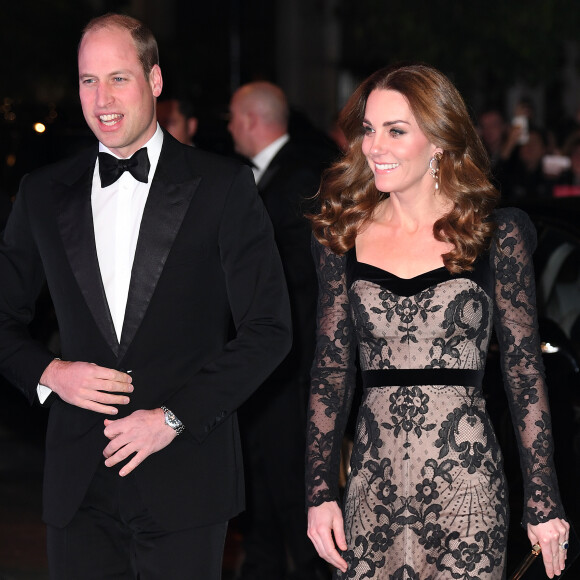 Le prince William, duc de Cambridge, et Robbie Williams - Le prince William, duc de Cambridge, et Kate Middleton, duchesse de Cambridge, arrivent à la soirée caritative "The Royal Variety Performance" à Londres, le 18 novembre 2019.