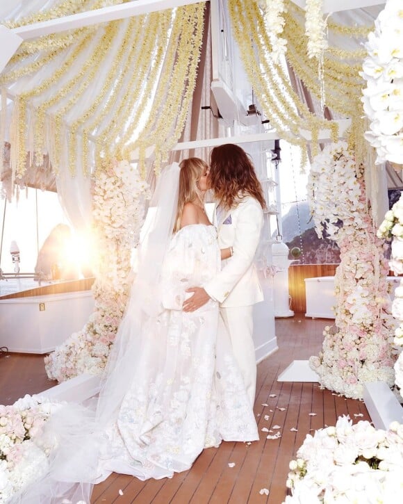 Heidi Klum et Tom Kaulitz se sont mariés en août 2019 en Italie sur un bateau, après un an de romance. 16 ans séparent le top du musicien de Tokio Hotel.