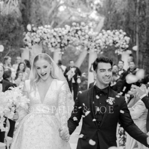 Sophie Tuner et Joe Jonas se sont mariés en France, près d'Avignon, le 29 juin 2019, après une première cérémonie célébrée à Las Vegas le mois d'avant. Egérie Louis Vuitton, la mariée portait une robe de la maison parisienne.