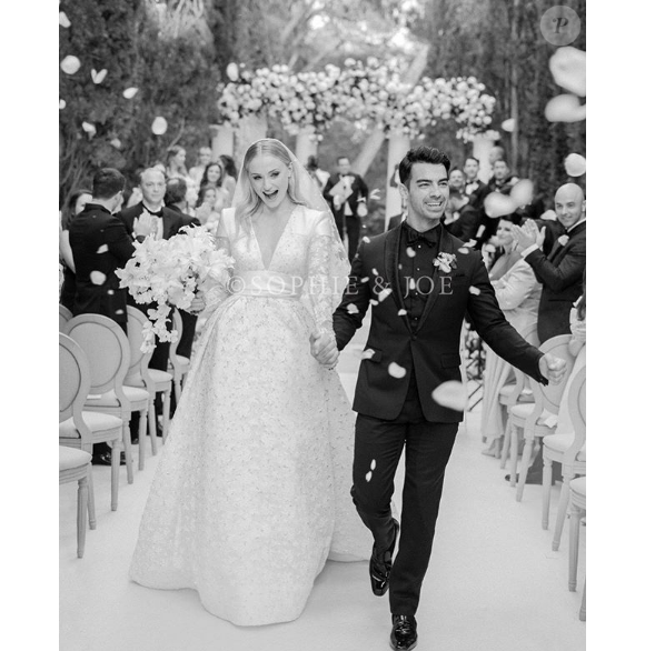 Sophie Tuner et Joe Jonas se sont mariés en France, près d'Avignon, le 29 juin 2019, après une première cérémonie célébrée à Las Vegas le mois d'avant. Egérie Louis Vuitton, la mariée portait une robe de la maison parisienne.