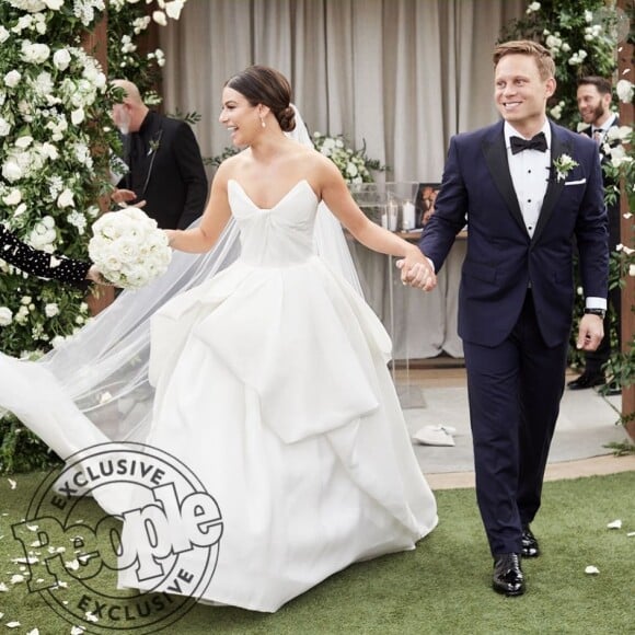 La chanteuse et comédienne Lea Michele a épousé Zandy Reich, en Californie, en mars 2019. Le jeune homme se trouve à la tête d'une marque de mode appelée AYR. La mariée portait une robe Monique Lhuillier.