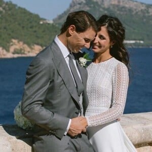 Rafael Nadal et Maria Francisca Perelló se sont mariés à Majorque, le 19 octobre 2019, après 14 ans de vie commune. La mariée portait une robe Rosa Clara.