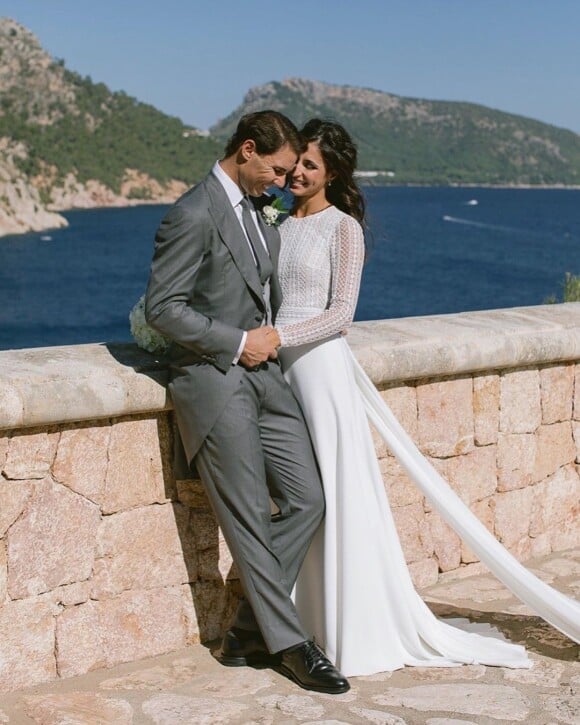 Rafael Nadal et Maria Francisca Perelló se sont mariés à Majorque, le 19 octobre 2019, après 14 ans de vie commune. La mariée portait une robe Rosa Clara.