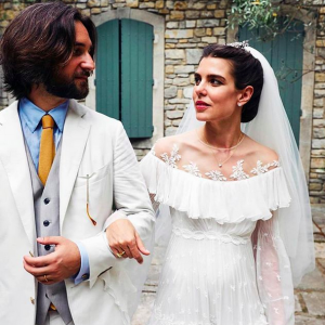 Charlotte Casiraghi et Dimitri Rassam se sont mariés à Saint-Remy-de-Provence, le 29 juin 2019, lors d'une cérémonie provençale intime. Le couple avait célébré son mariage civil un mois plus tôt à Monaco. La mariée a porté trois robes : une Saint Laurent et une Chanel pour la première cérémonie, puis une robe Giambattista Valli.